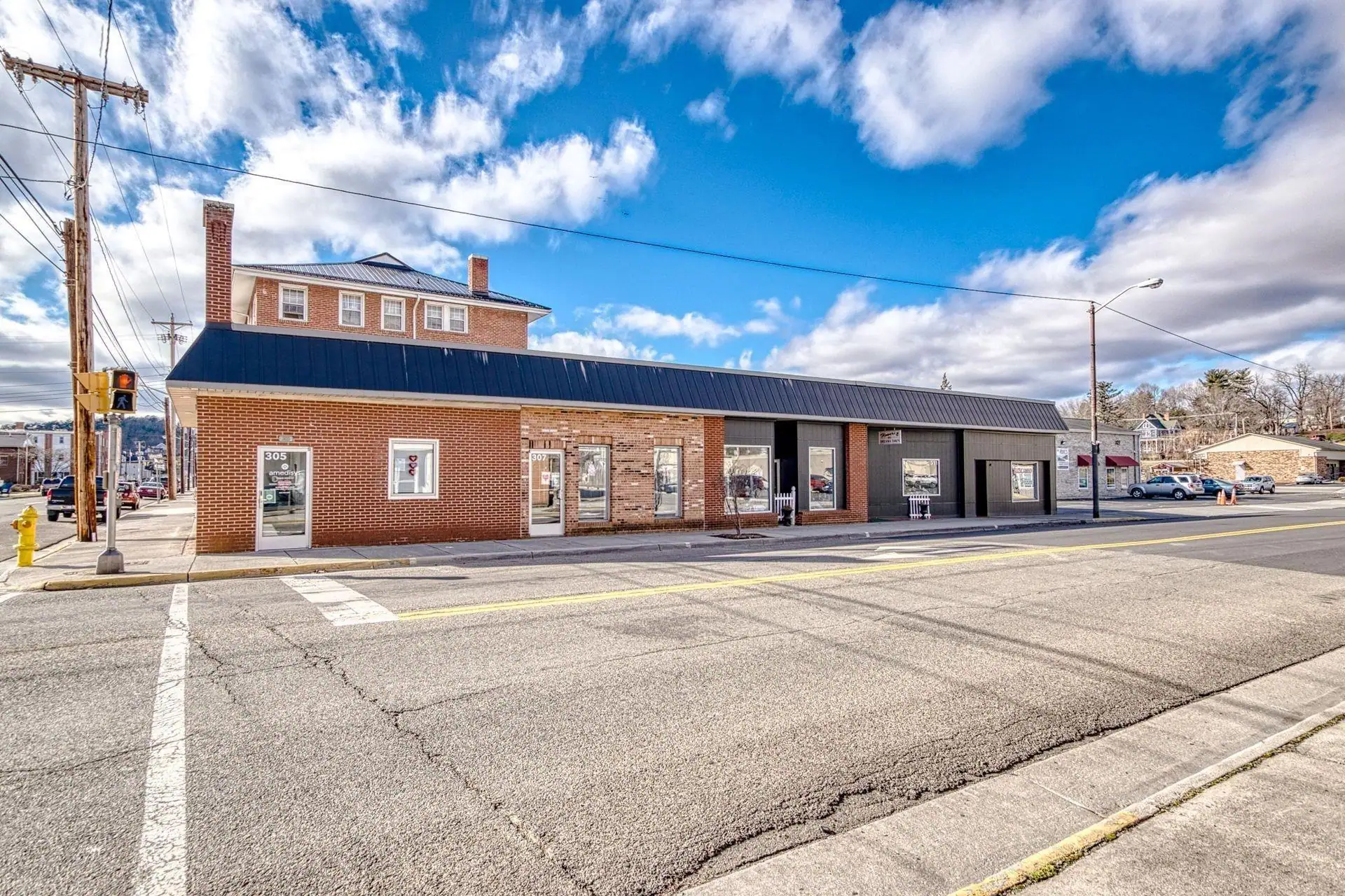 Commercial property-fully leased-owner financing available or swap for residential property - Image 1