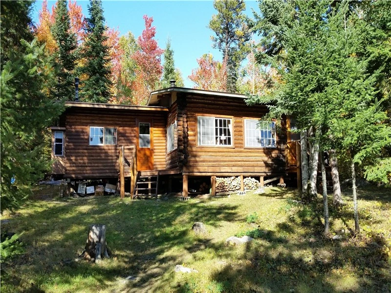 WATERFRONT LOG CABIN - Image 1