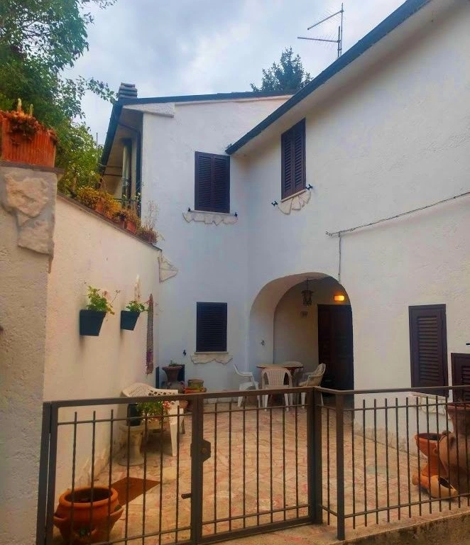 STUNNING ITALIAN VILLA ONE HOUR FROM ROME - Image 1